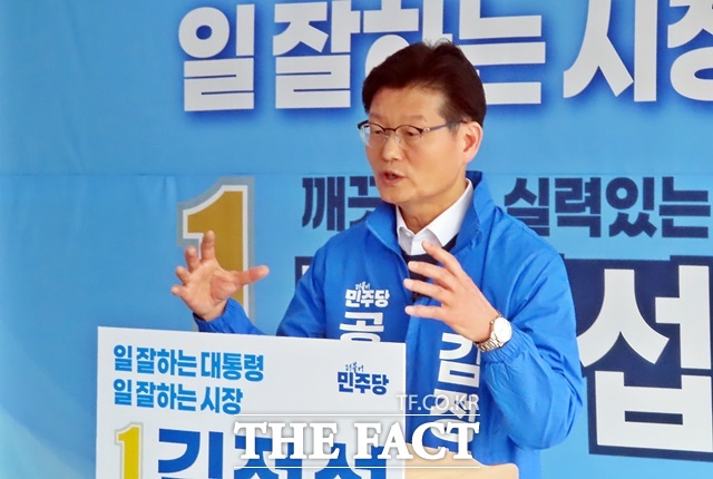김정섭 공주시장 예비후보가 4일 공주시 신관동 선거사무소에서 교육 분야 2차 공약을 발표하고 있다. /김형중 기자