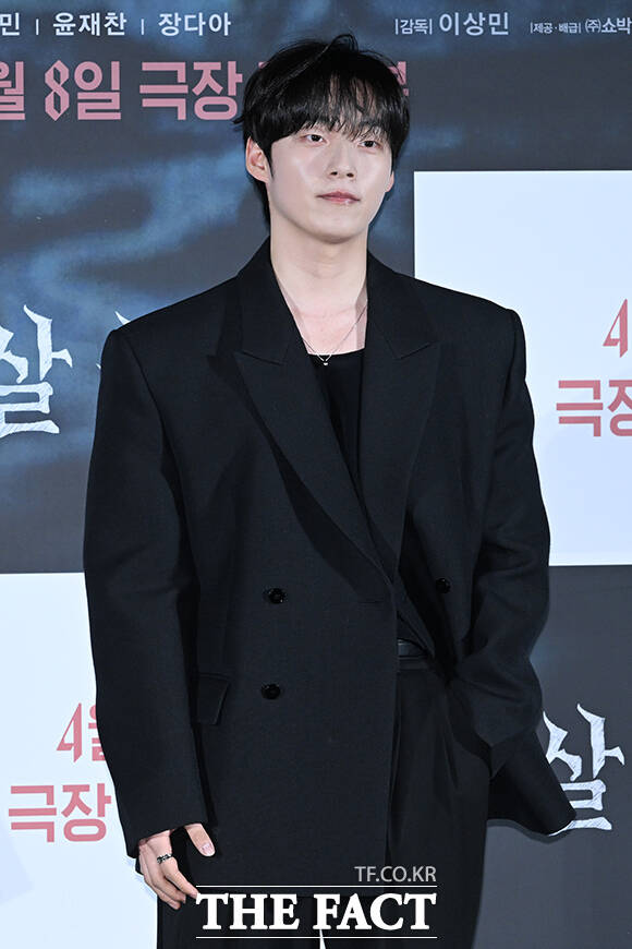 이상민 감독과 배우 김영성, 윤재찬, 장다아, 이종원, 김혜윤, 김준한, 오동민(왼쪽부터)이 4일 오전 서울 용산구 CGV 용산 아이파크몰에서 열린 영화 ‘살목지’ 제작보고회에 참여해 포즈를 취하고 있다. /김성렬 기자