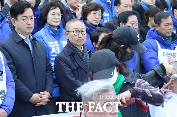 더불어민주당 대전시당이 4일 매향노 5적 규탄 및 대전충남 통합 결의대회를 개최한 가운데 자신의 출판기념회에서 삭발했던 박범계 더불어민주당 의원이 허태정 전 대전시장과 함께 삭발하는 이들을 바라보고 있다. /정예준 기자