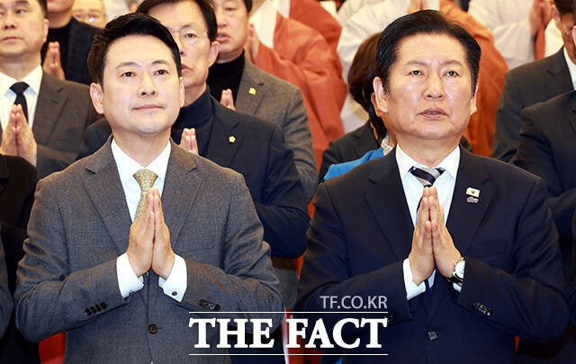 장동혁 국민의힘 대표(왼쪽)와 정청래 더불어민주당 대표가 4일 오전 서울 여의도 국회 도서관 대강당에서 열린 불기2570년 국회정각회 신춘법회에서 합장하고 있다. /국회=남용희 기자