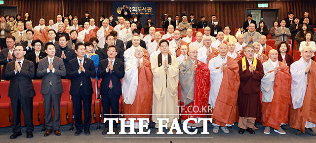 '동상이몽' 합장하는 장 대표(왼쪽)와 정 대표.