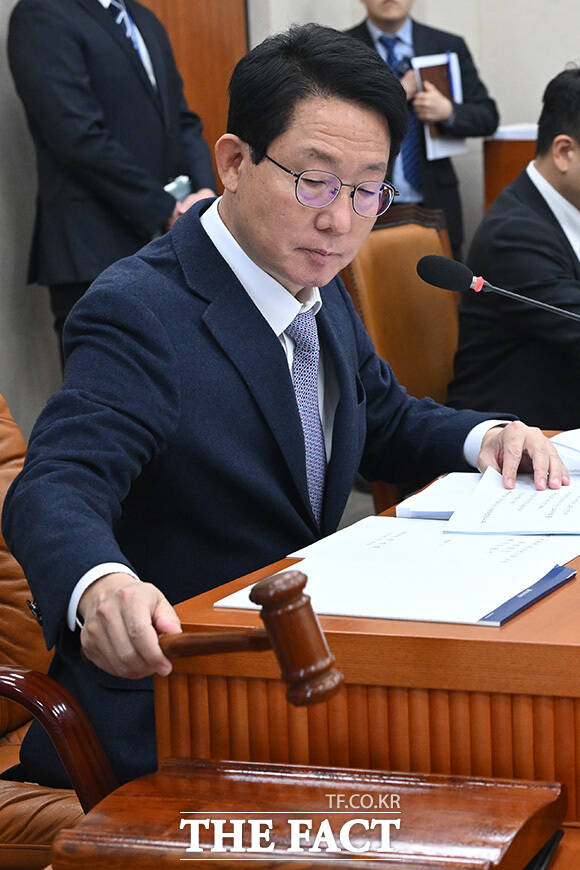 의사봉 두드리며 회의 주재하는 김상훈 위원장.