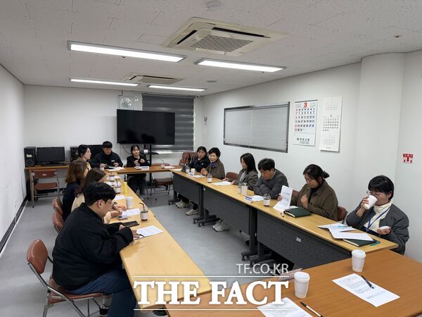 대덕구노인종합복지관은 4일 대덕구노인종합복지관 제1분관 신대노인복지관에서 노인맞춤돌봄서비스를 수행하는 수행기관 5개 기관 관계자들과 함께 2026년 1차 노인맞춤돌봄서비스 수행기관 실무협의회를 진행했다. /대덕구노인종합복지관