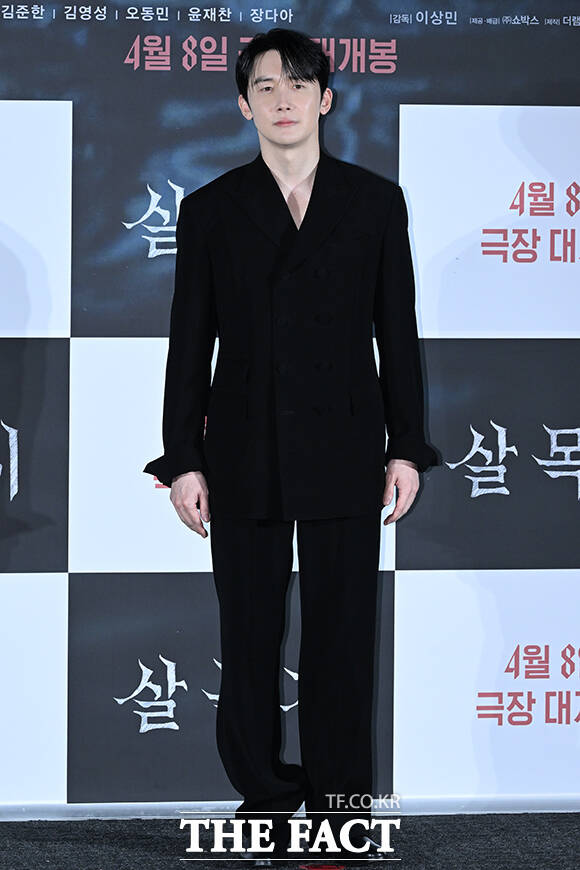 이상민 감독과 배우 김영성, 윤재찬, 장다아, 이종원, 김혜윤, 김준한, 오동민(왼쪽부터)이 4일 오전 서울 용산구 CGV 용산 아이파크몰에서 열린 영화 ‘살목지’ 제작보고회에 참여해 포즈를 취하고 있다. /김성렬 기자