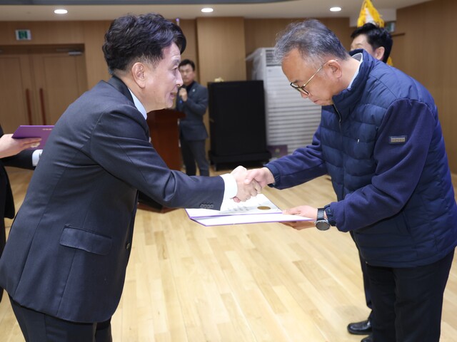 표창장을 수여중인 김영환 충북도지사(좌측), 박동환 GC녹십자웰빙 생산본부장. /GC녹십자웰빙