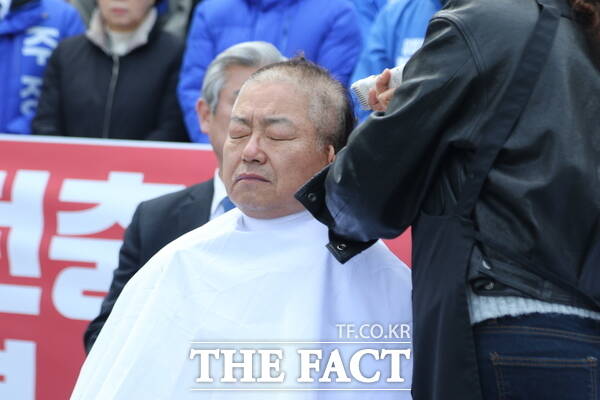 더불어민주당 대전시당이 4일 매향노 5적 규탄 및 대전충남 통합 결의대회를 개최한 가운데 김안태 전 박정현 국회의원 보좌관이 법안 처리를 촉구하며 삭발식을 하고 있다. /정예준 기자