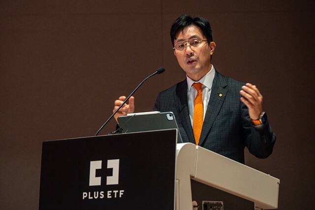 액티브 ETF 시장 출격을 앞두고 있는 한화자산운용이 PLUS ETF 순자산총액 10조원 돌파 실적과 차별화된 액티브 상품 상장을 토대로 시장에서의 치열한 경쟁을 예고했다. 최영진 한화자산운용 최고마케팅책임자(CMO)가 4일 오전 서을 여의도 한국거래소에서 열린 기자간담회에서 발표를 하고 있다. /한화자산운용