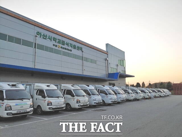 아산시먹거리재단 학교급식지원센터 새학기 식재료 배송 차량이 출발을 준비하는 모습. /아산시