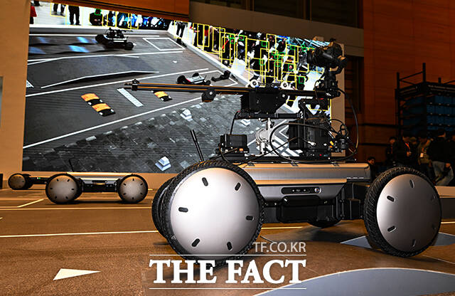 현대자동차그룹 계열사 보스턴다이내믹스 휴머노이드 로봇 ‘아틀라스’의 양산형 모델이 ‘2026 스마트공장·자동화산업전(Automation World 2026)’에서 공개되고 있다.