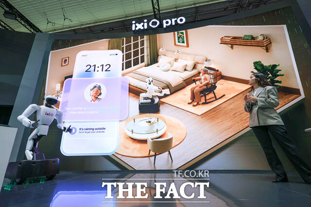 LG유플러스 부스에서 AI에이전트 ‘익시오’가 그린 미래를 시연하는 로봇이 등장하고 있다. /바르셀로나=사진공동취재단