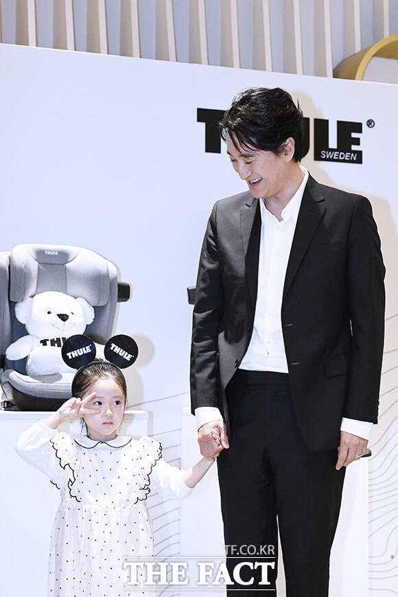 신민서 양이 브이 포즈를 하고 있다.