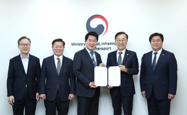 관악구 등 4개 지자체장이 국토부를 방문해 신천신림선 국가철도망 구축계획 반영을 위한 공동건의문을 전달했다. /관악구