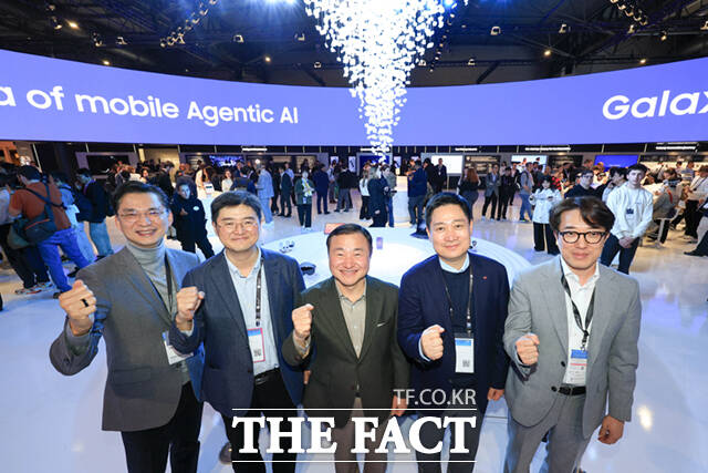 홍범식 LG유플러스 대표(오른쪽 두 번째)가 2일(현지시간) 스페인 바르셀로나 피라 그란 비아 전시장에서 열린 '모바일 월드 콩그레스(MWC)2026'에서 삼성전자 갤럭시 부스를 방문해 노태문 삼성전자 대표이사 사장(DX부문장)과 사진촬영 하고 있다. /바르셀로나=사진공동취재단