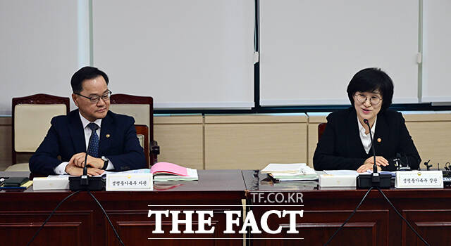 원민경 성평등가족부 장관(오른쪽)이 4일 오후 서울 종로구 정부서울청사에서 열린 2026년 성평등·청소년·가족정책 시·도 국장회의에 참석해 모두발언을 하고 있다. /임영무 기자