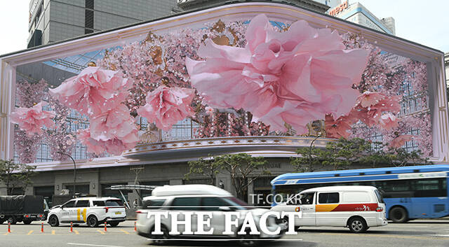 4일 오전 한 시민이 서울 중구 신세계백화점 본점 미디어 파사드 '신세계스퀘어'에서 상영되는 봄맞이 영상을 바라보고 있다. /박상민 기자