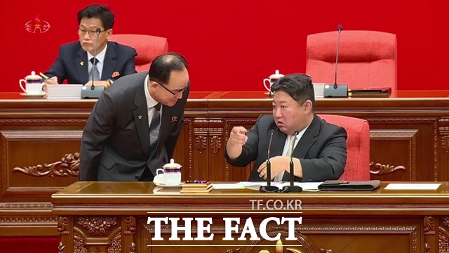 권력 구조 변화 가능성도 함께 주목된다. 사진은 제8기 제8차 전원회의 확대회의에서 김정은 북한 국무위원장(오른쪽)이 조용원 당 조직비서와 대화하는 모습. /뉴시스, 조선중앙TV 갈무리