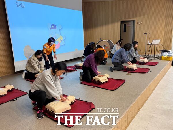 대전시 대덕구는 4일 구청 청년벙커에서 덕구네 마을배움터에 참여하는 마을강사 25명을 대상으로 역량 강화 교육을 진행한 가운데 심폐소생술을 배우고 있다. /대덕구