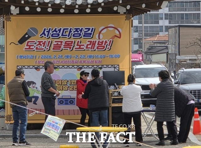 강진서성다정길에서 골목노래방 프로그램이 진행되고 있다. /강진군