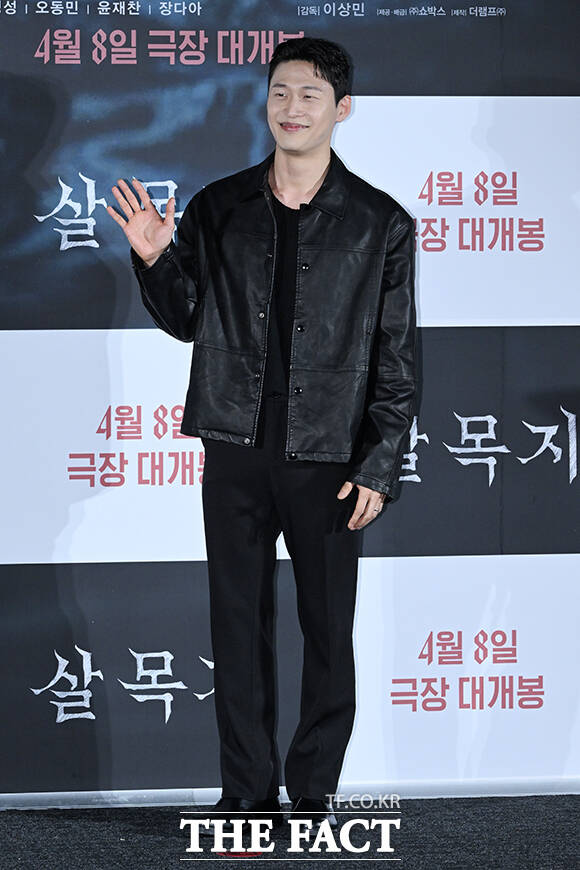 이상민 감독과 배우 김영성, 윤재찬, 장다아, 이종원, 김혜윤, 김준한, 오동민(왼쪽부터)이 4일 오전 서울 용산구 CGV 용산 아이파크몰에서 열린 영화 ‘살목지’ 제작보고회에 참여해 포즈를 취하고 있다. /김성렬 기자