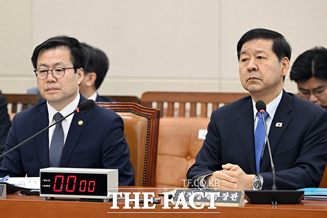 의사봉 두드리며 회의 주재하는 김상훈 위원장.