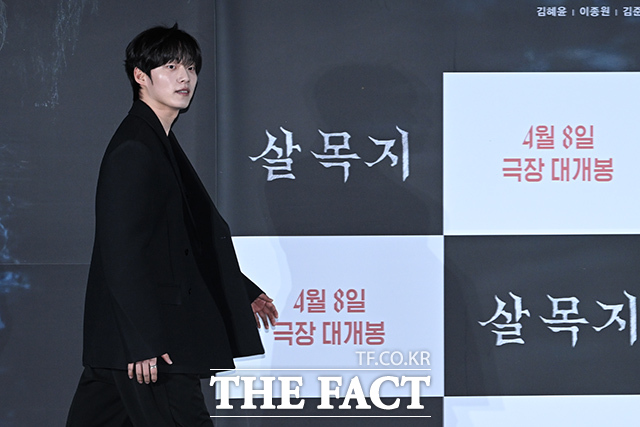 이상민 감독과 배우 김영성, 윤재찬, 장다아, 이종원, 김혜윤, 김준한, 오동민(왼쪽부터)이 4일 오전 서울 용산구 CGV 용산 아이파크몰에서 열린 영화 ‘살목지’ 제작보고회에 참여해 포즈를 취하고 있다. /김성렬 기자