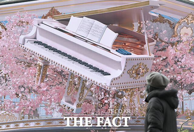 4일 오전 한 시민이 서울 중구 신세계백화점 본점 미디어 파사드 '신세계스퀘어'에서 상영되는 봄맞이 영상을 바라보고 있다. /박상민 기자