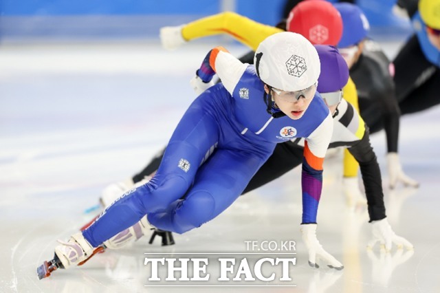 한국스포츠레저(주)에서 운영하는 스포츠토토빙상단의 유니폼을 입고 국내대회에 출전한 이소연의 경기 장면./한국스포츠레저