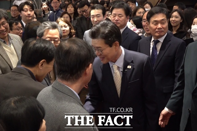 4일 정원오 성동구청장이 구청 청사를 떠나며 직원들에게 인사하고 있다. /성동구=김민지 기자