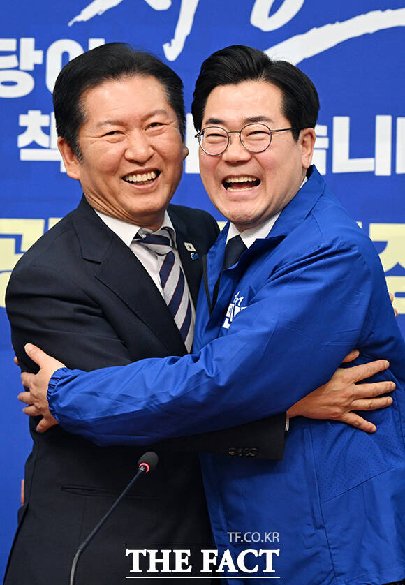 정청래 더불어민주당 대표(왼쪽)와 포옹하는 박찬대 의원.