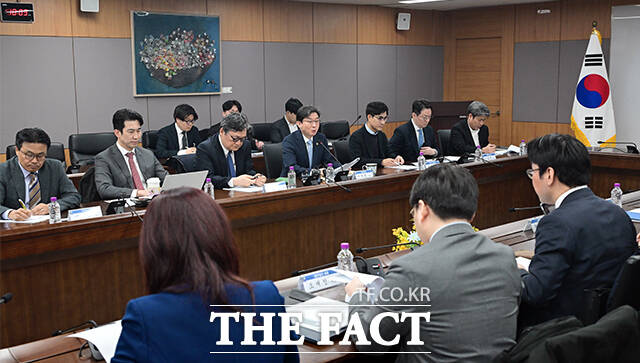 이억원 금융위원장(가운데)이 4일 오전 서울 종로구 정부서울청사에서 열린 민·관 합동 토큰증권 협의체 킥오프 회의에 참석해 모두발언을 하고 있다. /임영무 기자