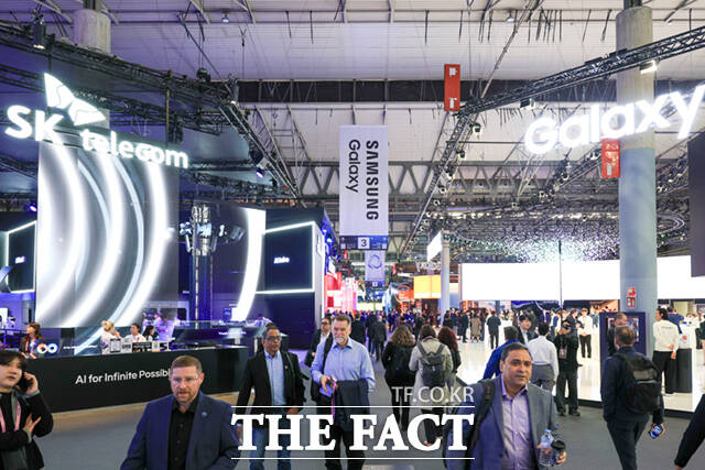 2일(현지시간) 스페인 바르셀로나 피라 그란 비아 전시장에서 열린 '모바일 월드 콩그레스(MWC)2026'을 찾은 관람객들로 붐비고 있다. /바르셀로나=사진공동취재단