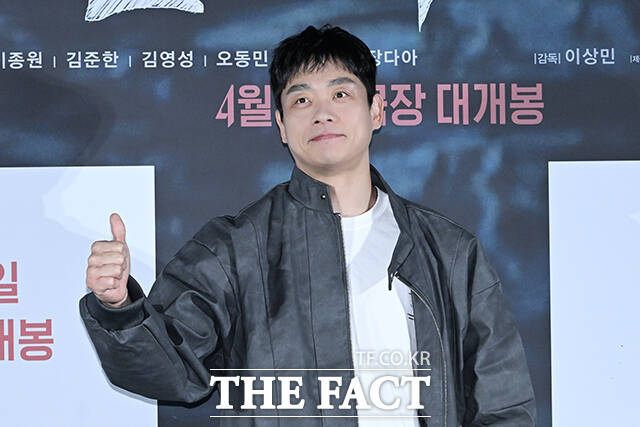 이상민 감독과 배우 김영성, 윤재찬, 장다아, 이종원, 김혜윤, 김준한, 오동민(왼쪽부터)이 4일 오전 서울 용산구 CGV 용산 아이파크몰에서 열린 영화 ‘살목지’ 제작보고회에 참여해 포즈를 취하고 있다. /김성렬 기자