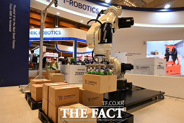 현대자동차그룹 계열사 보스턴다이내믹스 휴머노이드 로봇 ‘아틀라스’의 양산형 모델이 ‘2026 스마트공장·자동화산업전(Automation World 2026)’에서 공개되고 있다.