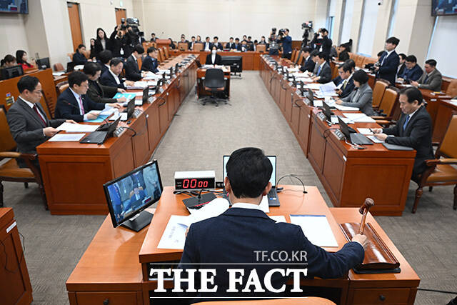 김상훈 국회 대미투자특별법 처리를 위한 특별위원회(대미특위) 위원장이 4일 오전 서울 여의도 국회에서 열린 대미특위 전체회의에서 의사봉을 두드리며 회의를 주재하고 있다. /국회=남용희 기자