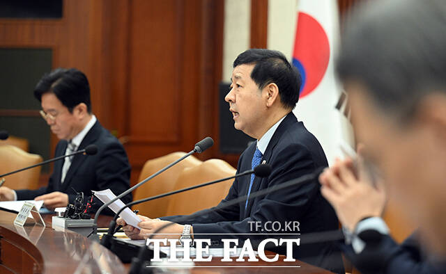 구윤철 부총리 겸 재정경제부 장관이 4일 오전 서울 종로구 정부서울청사에서 열린 개정 노동조합법 관련 관계장관회의에 참석해 모두발언을 하고 있다. /임영무 기자