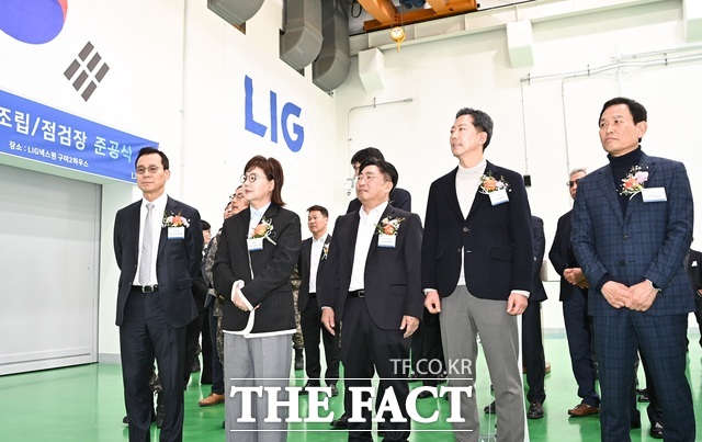 LIG넥스원이 4일 구미시 임수동 구미2하우스에서 김장호 구미시장, 양금희 경북도 경제부지사, 신익현 LIG넥스원 대표이사를 비롯해 방위사업청, 해군, 국방과학연구소, 국방기술품질원, 협력업체 관계자 등 100여 명이 참석한 가운데 함대공유도탄-Ⅱ 조립·점검장 준공식을 열었다. 왼쪽부터 신익현 LIG넥스원 대표이사, 양금희 경상북도 경제부지사, 박배호 LIG넥스원 부사장, 김장호 구미시장, 박교상 구미시의회 의장. /구미시