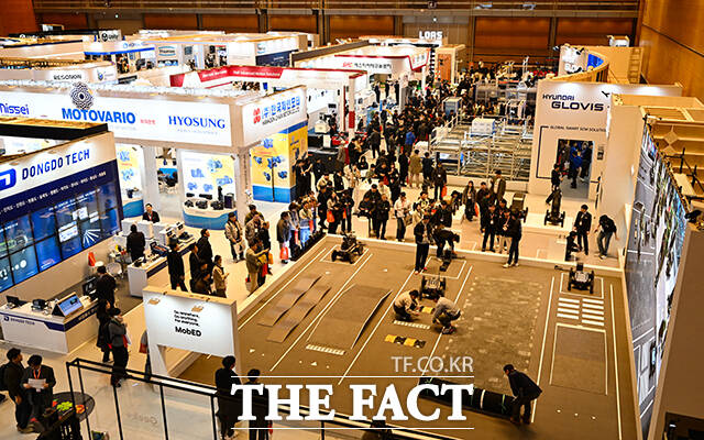 현대자동차그룹 계열사 보스턴다이내믹스 휴머노이드 로봇 ‘아틀라스’의 양산형 모델이 ‘2026 스마트공장·자동화산업전(Automation World 2026)’에서 공개되고 있다.