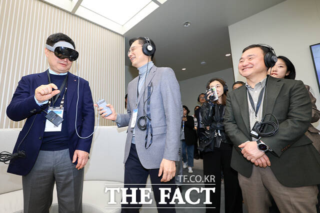 홍범식 LG유플러스 대표(왼쪽)가 삼성전자 갤럭시 부스를 방문해 갤럭시 XR을 경험하고 있다. /바르셀로나=사진공동취재단