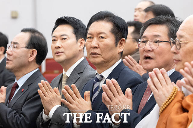 '동상이몽' 합장하는 장 대표(왼쪽)와 정 대표.