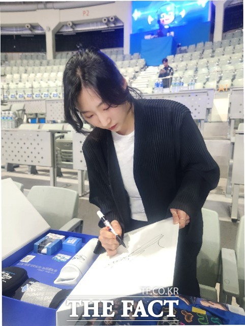 [ 지난 2월25일(수)에 장충실내체육관에서 벌어진 V리그 남자부 우리카드-OK저축은행 경기에서 시구를 진행한 이소연./한국스포츠레저