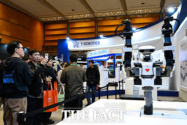 현대자동차그룹 계열사 보스턴다이내믹스 휴머노이드 로봇 ‘아틀라스’의 양산형 모델이 ‘2026 스마트공장·자동화산업전(Automation World 2026)’에서 공개되고 있다.