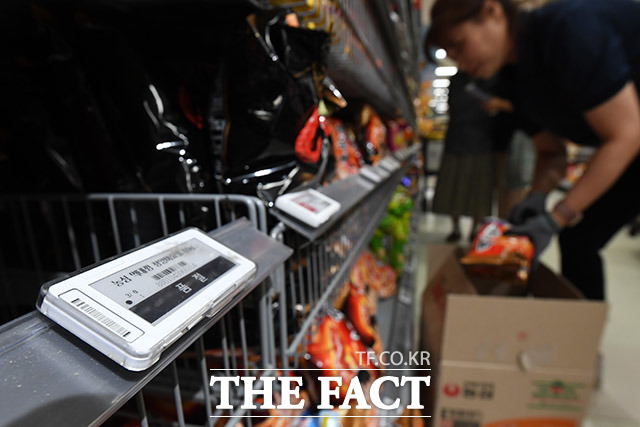 국내 식품업계가 안으로는 정부의 가격 인하 압박, 밖으로는 중동발 지정학적 리스크로 인한 원가 부담이라는 이중고에 직면하며 고심이 깊어졌다. /남용희 기자