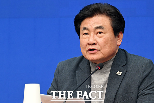 민주당 중앙당선거관리위원회 제1차 회의에서 모두발언 하는 소 위원장.