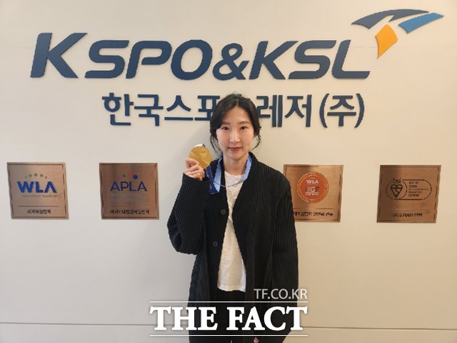 2026 동계올림픽 금메달과 함께 한국스포츠레저(주) 본사를 방문한 이소연./한국스포츠레저