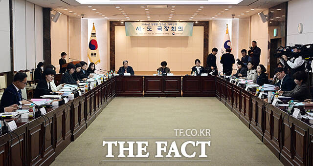 원민경 성평등가족부 장관(오른쪽)이 4일 오후 서울 종로구 정부서울청사에서 열린 2026년 성평등·청소년·가족정책 시·도 국장회의에 참석해 모두발언을 하고 있다. /임영무 기자