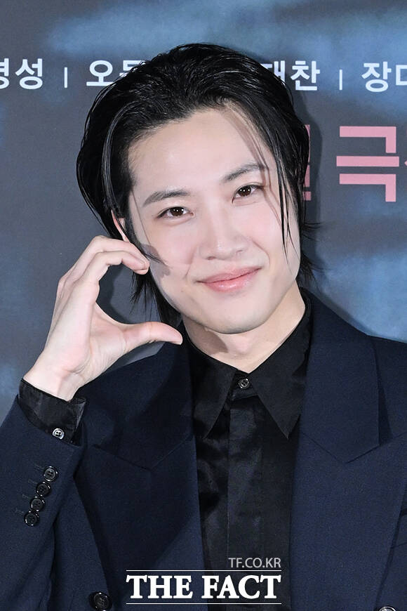 이상민 감독과 배우 김영성, 윤재찬, 장다아, 이종원, 김혜윤, 김준한, 오동민(왼쪽부터)이 4일 오전 서울 용산구 CGV 용산 아이파크몰에서 열린 영화 ‘살목지’ 제작보고회에 참여해 포즈를 취하고 있다. /김성렬 기자