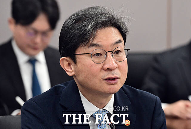 이억원 금융위원장이 4일 오전 서울 종로구 정부서울청사에서 열린 민·관 합동 토큰증권 협의체 킥오프 회의에 참석해 모두발언을 하고 있다. /임영무 기자