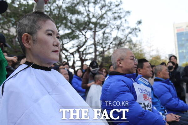 더불어민주당 대전시당이 4일 매향노 5적 규탄 및 대전충남 통합 결의대회를 개최한 가운데 신혜영 더불어민주당 대전시당 여성위원장, 김안태 전 박정현 국회의원 보좌관, 김종천 전 대전시의회 의장, 구본환 전 대전시의원이 삭발식을 마무리 하고 있다. /정예준 기자