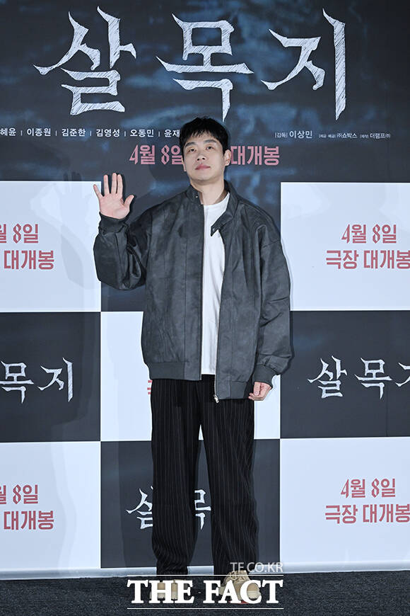 이상민 감독과 배우 김영성, 윤재찬, 장다아, 이종원, 김혜윤, 김준한, 오동민(왼쪽부터)이 4일 오전 서울 용산구 CGV 용산 아이파크몰에서 열린 영화 ‘살목지’ 제작보고회에 참여해 포즈를 취하고 있다. /김성렬 기자