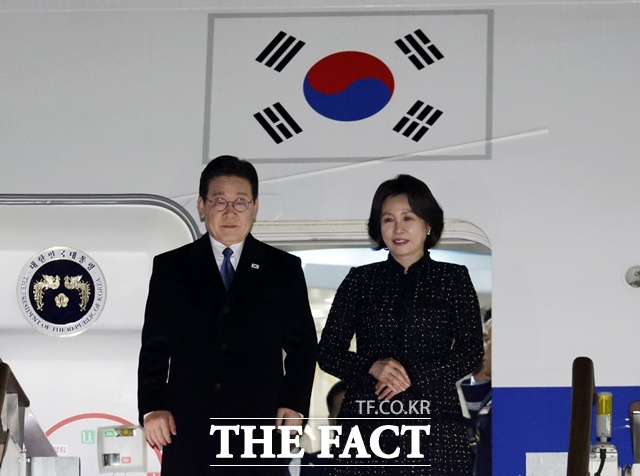 이재명 대통령과 김혜경 여사가 3박 4일 간의 싱가포르·필리핀 국빈 방문을 마무리하고 4일 서울공항을 통해 귀국했다. 4일 경기 성남 서울공항에 도착해 공군 1호기에서 내리는 이 대통령과 김 여사. /뉴시스